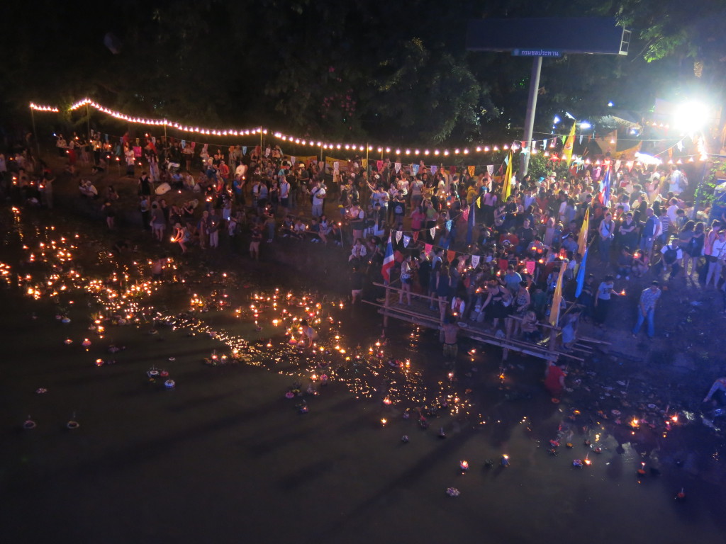 En el río soltando el Krathong