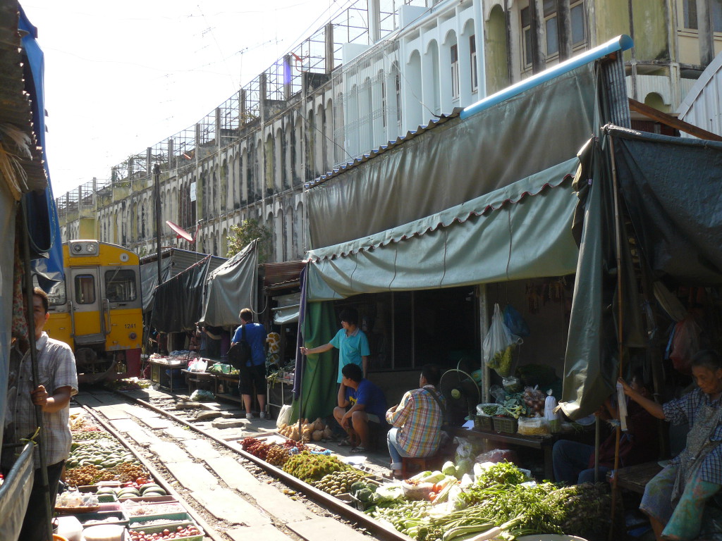 Mercado a pie de tren