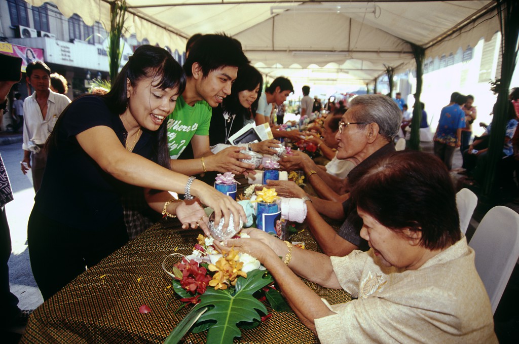 El Blog de Tailandia - Ofrendas a ancianos