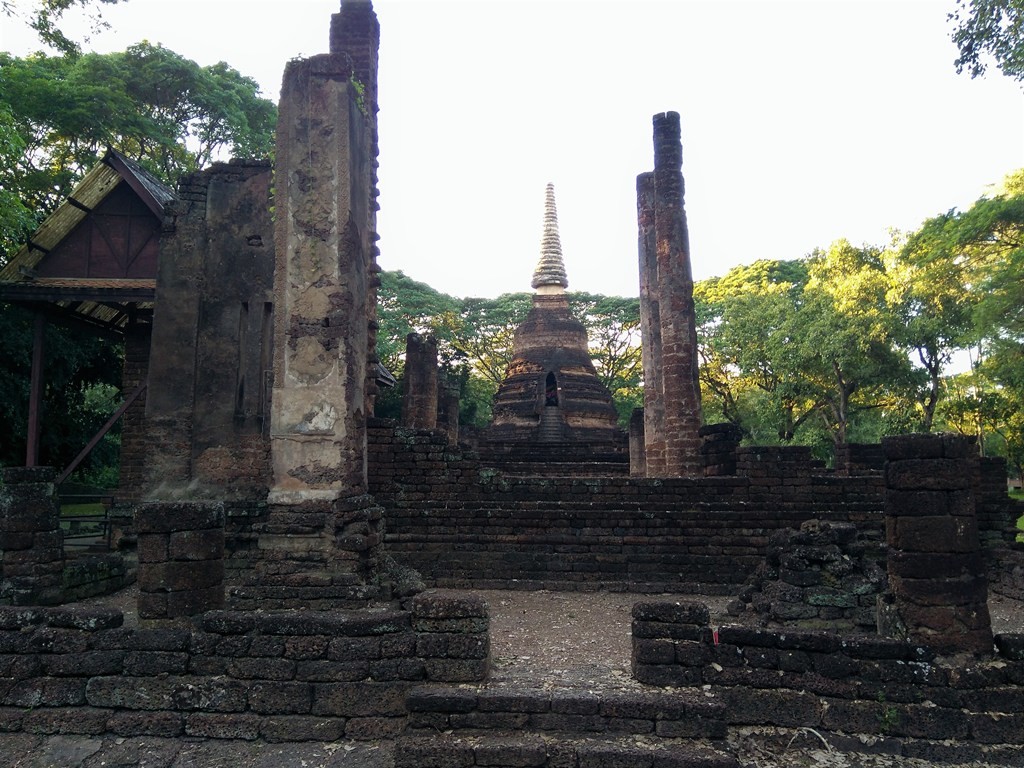 Estupa del Wat Chedi Chet Thaeo en Si Satchanalai -paraíso-