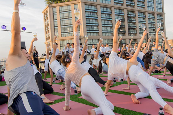 Yoga con vino en las azoteas de Bangkok