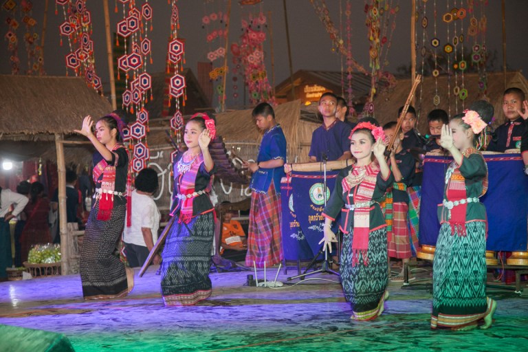 Kalasin-Phu-Thai-cultural-performance-1